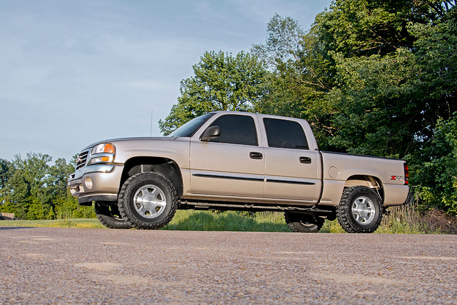 Rough Country | Leveling Kit | 1.5 - 2.5 Inch GM Leveling Lift Kit w/ V2 Shocks 99-06 1500 PU 4WD Rough Country | 28370