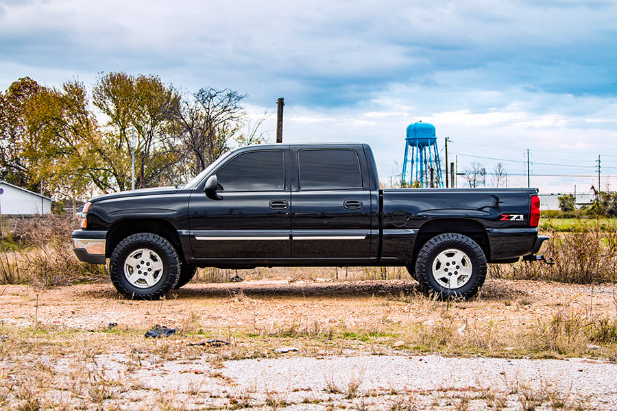 Rough Country | Leveling Kit | 1.5 - 2.5 Inch GM Leveling Lift Kit w/ V2 Shocks 99-06 1500 PU 4WD Rough Country | 28370