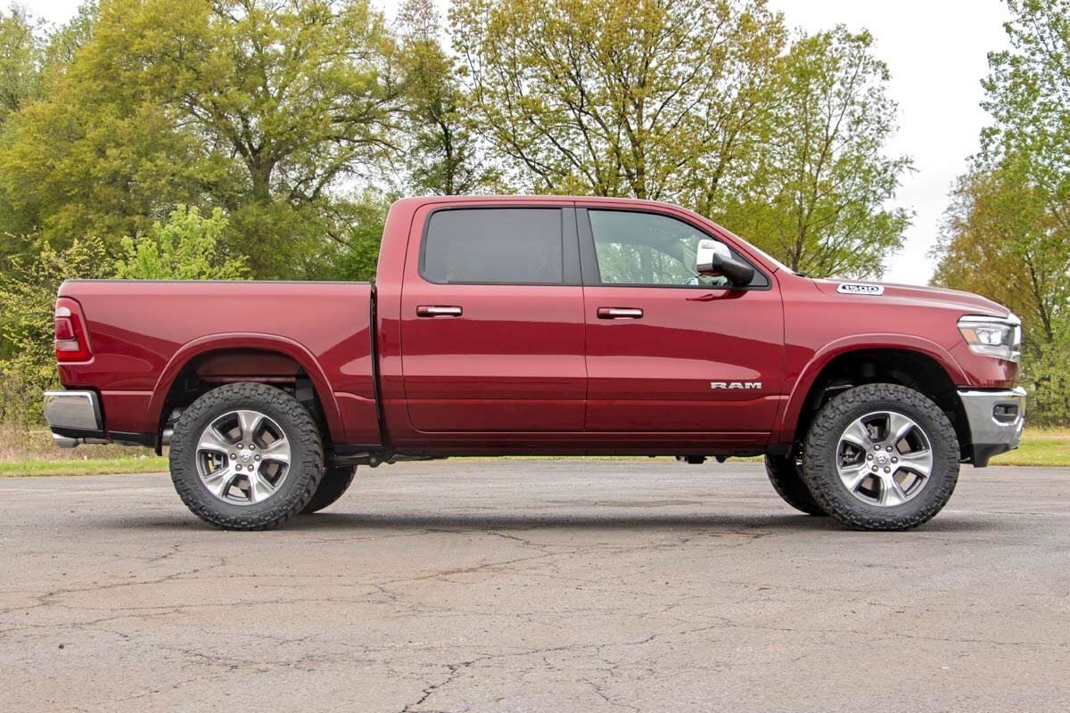 Rough Country | Lift Kits | 3.5 Inch Ram Bolt-On Lift Kit w/ Rear V2 Shocks 19-23 Ram 1500 4WD Rough Country | 31470