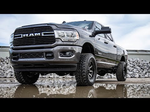 Rough Country | Leveling Kit | 2.5 Inch Ram Leveling Kit w/ V2 Shocks Leaf Spring For 14-Up 2500/3500 4WD Rough Country | 37770