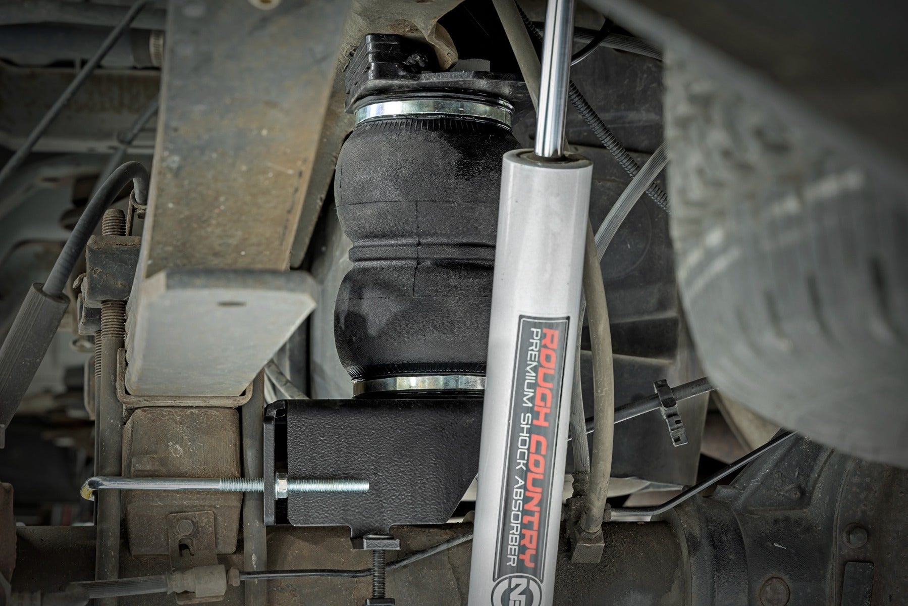 Rough Country | Suspension Air Spring | Air Spring Kit with Onboard Air Compressor 05-16 Ford Super Duty 4WD Rough Country | 10023C