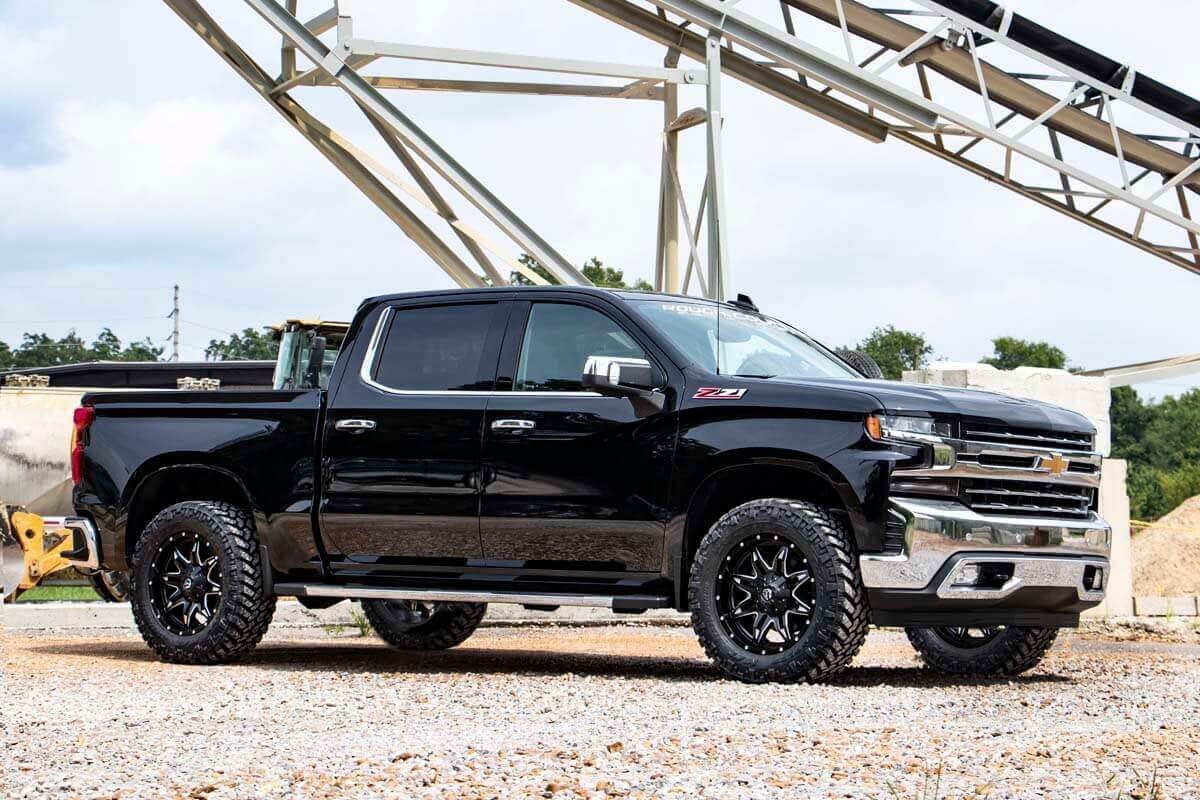 Rough Country | Leveling Kit | 2 Inch Leveling Lift Kit Red Billet Aluminum 07-20 Avalanche SUV/07-18 1500 Rough Country | 1313