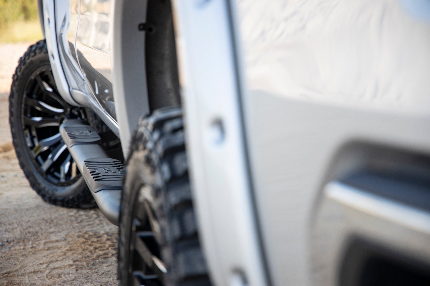 Rough Country | Nerf Bars | GM Oval Nerf Step Bars (19-20 GM 1500, 2020 2500HD/3500 HD Crew Cab) Rough Country | 21002