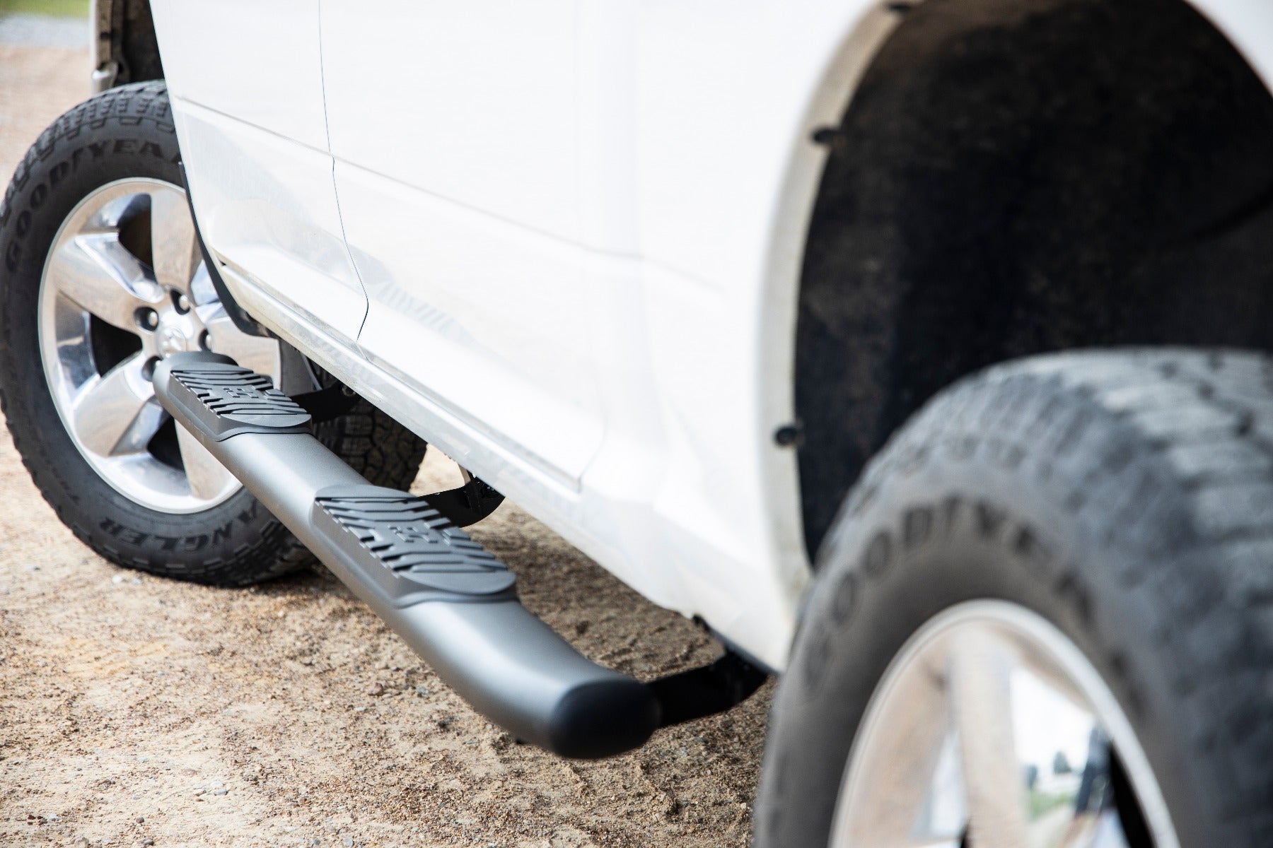 Rough Country | Nerf Bars | Dodge Oval Nerf Step Bars (09-18 Ram 1500 19-Up Classic Crew Cab Rough Country | 21003