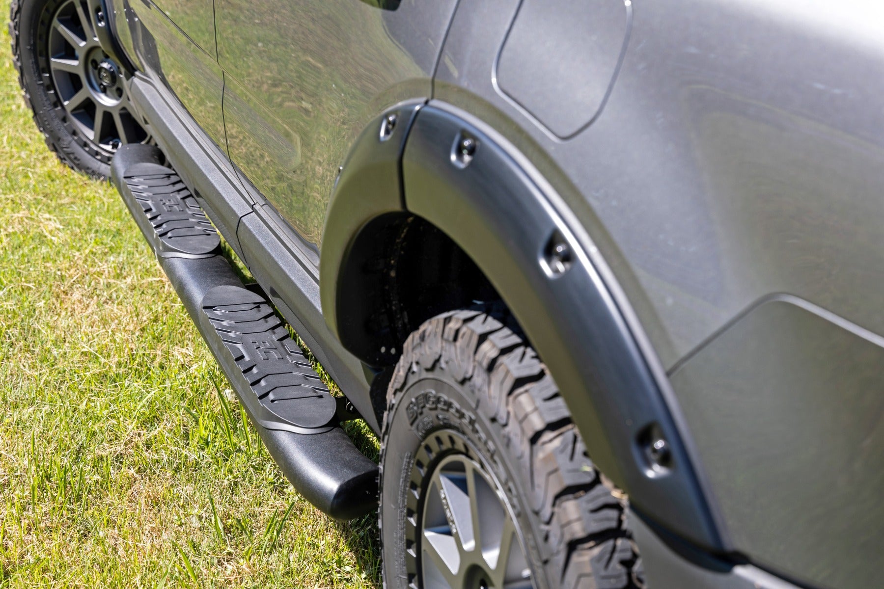 Rough Country | Nerf Bars | Oval Nerf Step 4.5 Inch Crew Cab Black 21-Up Ford Bronco Sport 4WD Rough Country | 21006