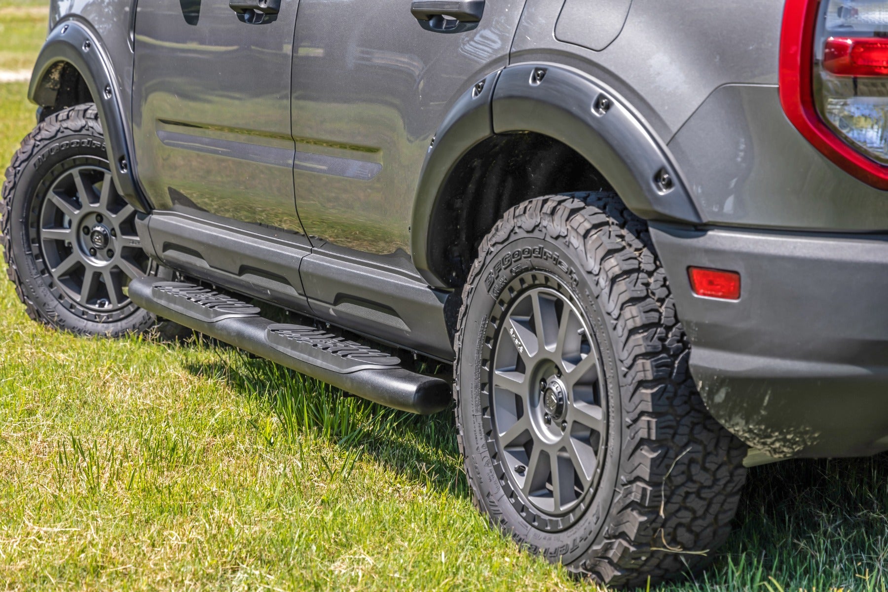 Rough Country | Nerf Bars | Oval Nerf Step 4.5 Inch Crew Cab Black 21-Up Ford Bronco Sport 4WD Rough Country | 21006