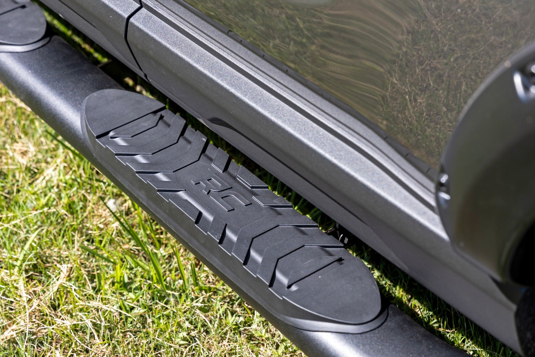 Rough Country | Nerf Bars | Oval Nerf Step 4.5 Inch Crew Cab Black 21-Up Ford Bronco Sport 4WD Rough Country | 21006