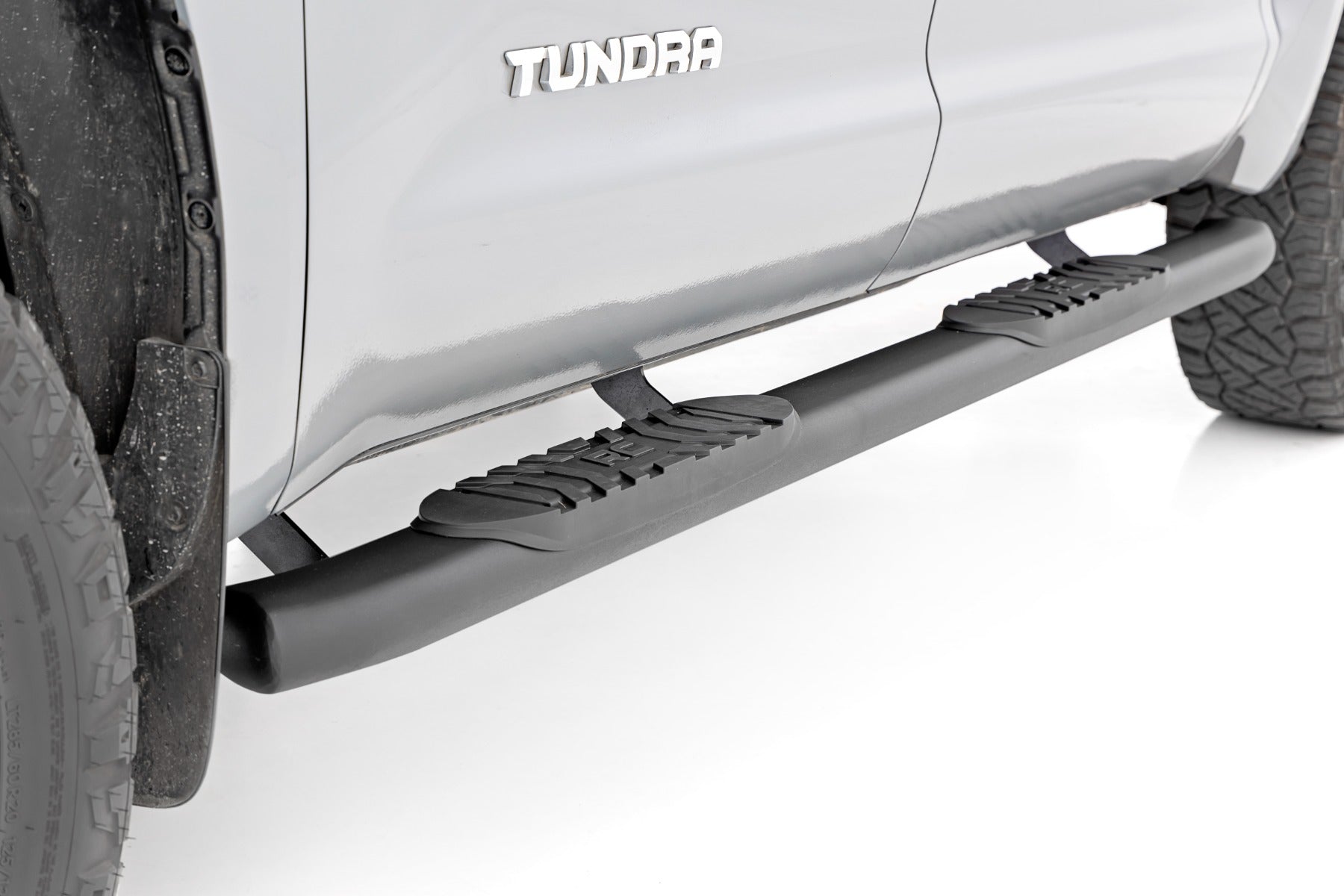 Rough Country | Nerf Bars | Oval Nerf Step 4.5 Inch Crew Cab Black 07-21 Toyota Tundra 2WD/4WD Rough Country | 21009
