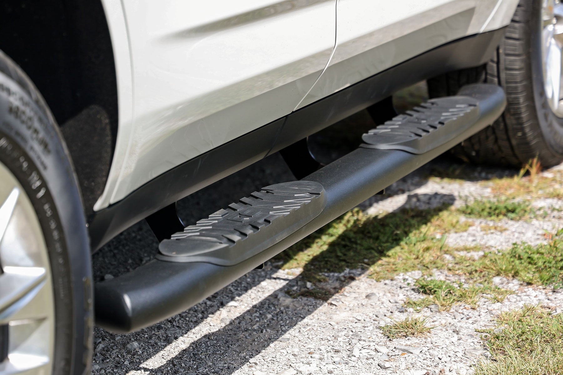 Rough Country | Nerf Bars | Oval Nerf Step 4.5 Inch Crew Cab Black 21-22 Chevy/GMC Tahoe/Yukon Rough Country | 21010