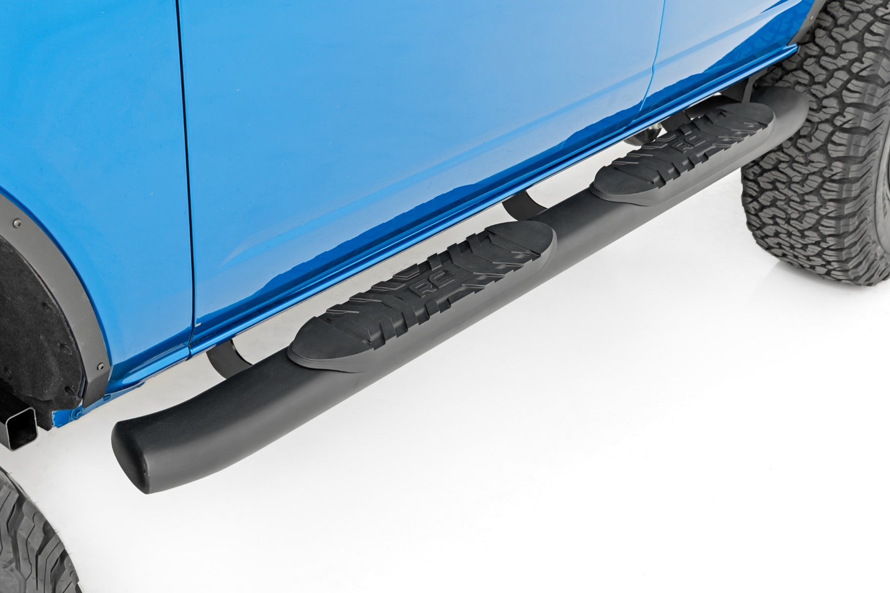 Rough Country | Nerf Bars | Oval Nerf Step 4.5 Inch 4-Door Black 21-Up Ford Bronco 4WD Rough Country | 21011