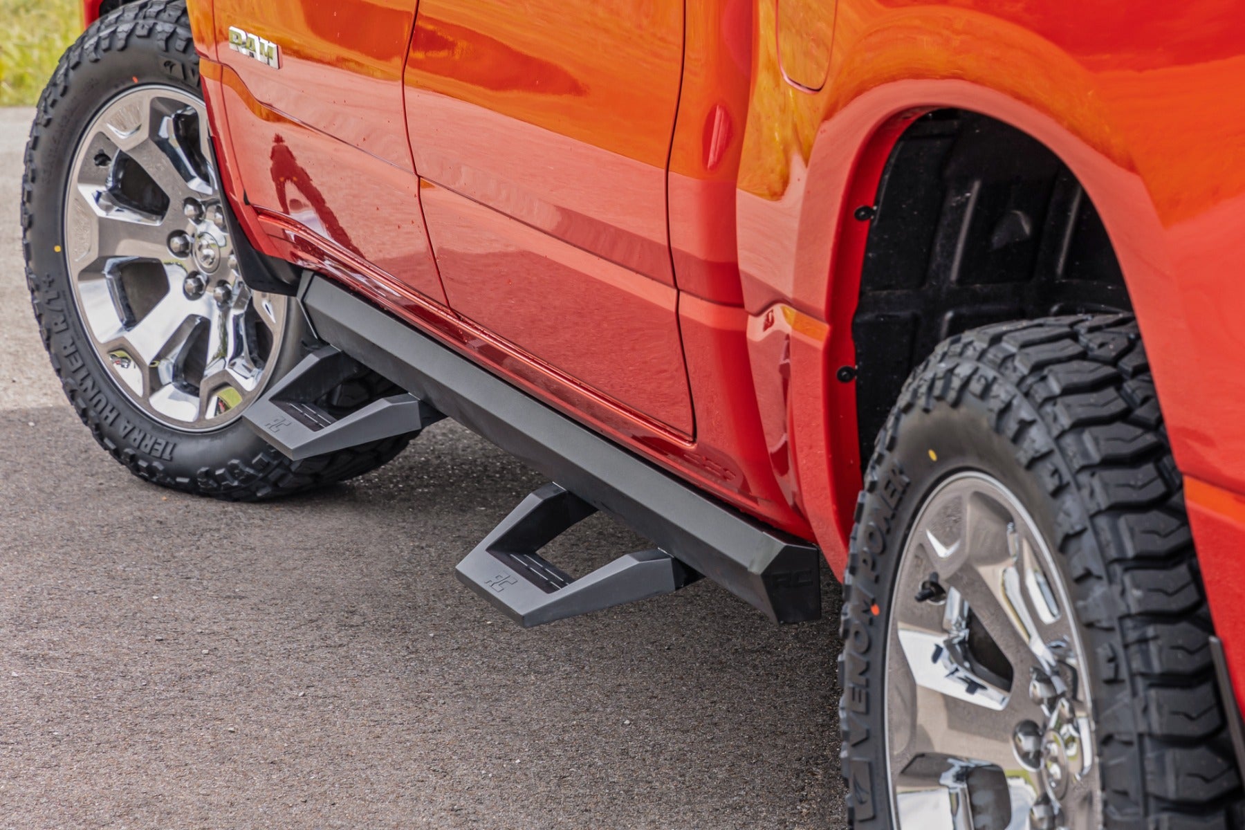 Rough Country | Side Steps | SRX2 Adjustable Aluminum Step Crew Cab 19-22 Ram 1500 2WD/4WD Rough Country | 31008A