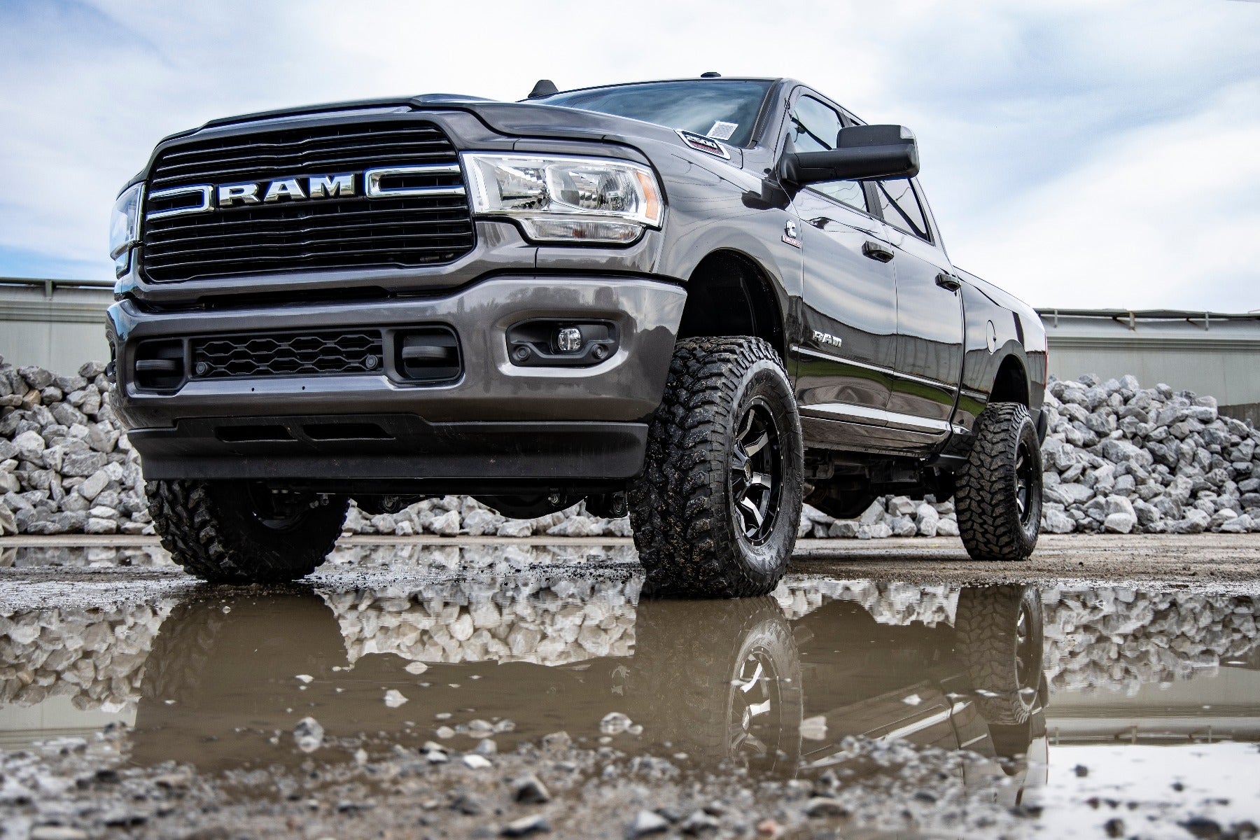 Rough Country | Leveling Kit | 2.5 Inch Leveling Kit RR Leaf Spring N3 Shocks Ram 2500/3500 4WD Rough Country | 37730A