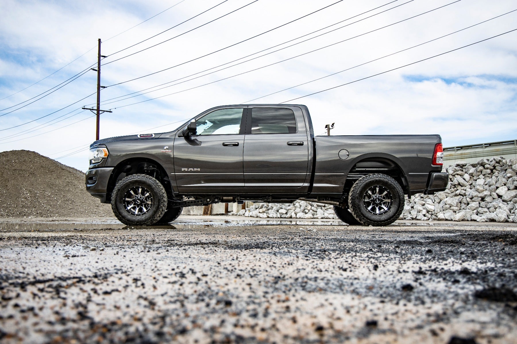 Rough Country | Leveling Kit | 2.5 Inch Leveling Kit RR Leaf Spring N3 Shocks Ram 2500/3500 4WD Rough Country | 37730A