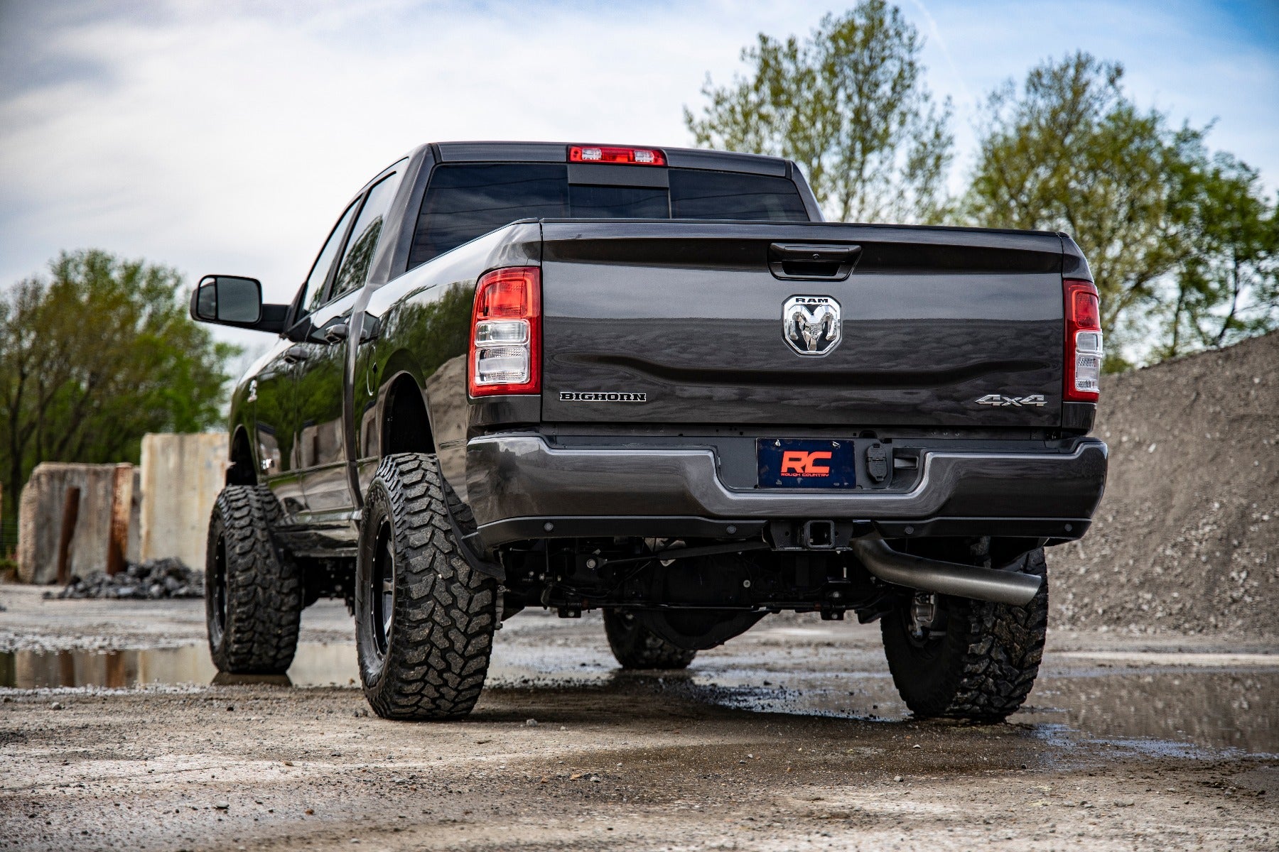 Rough Country | Leveling Kit | 2.5 Inch Ram Leveling Kit w/ V2 Shocks Leaf Spring For 14-Up 2500/3500 4WD Rough Country | 37770