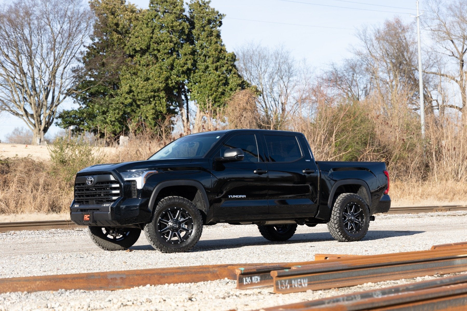 Rough Country | Leveling Kit | 2 Inch Leveling Kit Loaded Strut Toyota Tundra 4WD (22-23) Rough Country | 501148