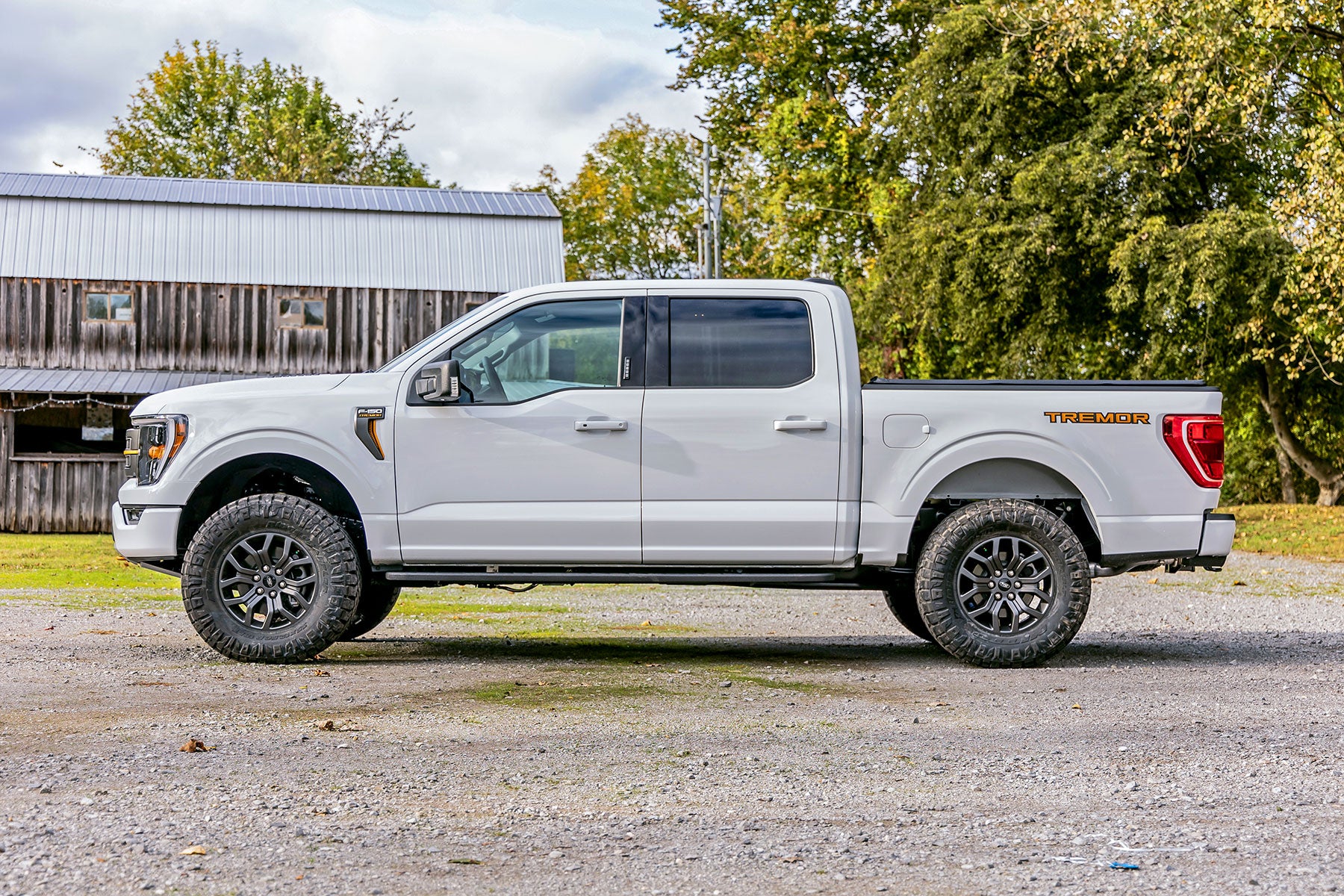 Rough Country | Lift Kits | 2.5 Inch Lift Kit 21-22 Ford F-150 Tremor 4WD Rough Country | 51028