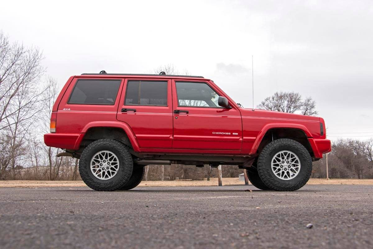 Rough Country | Lift Kits | Jeep Cherokee XJ 3 Inch Series II Suspension Lift Kit W/V2 Shocks Add-A-Leaf For 84-01 Jeep Cherokee XJ Rough Country | 670X70
