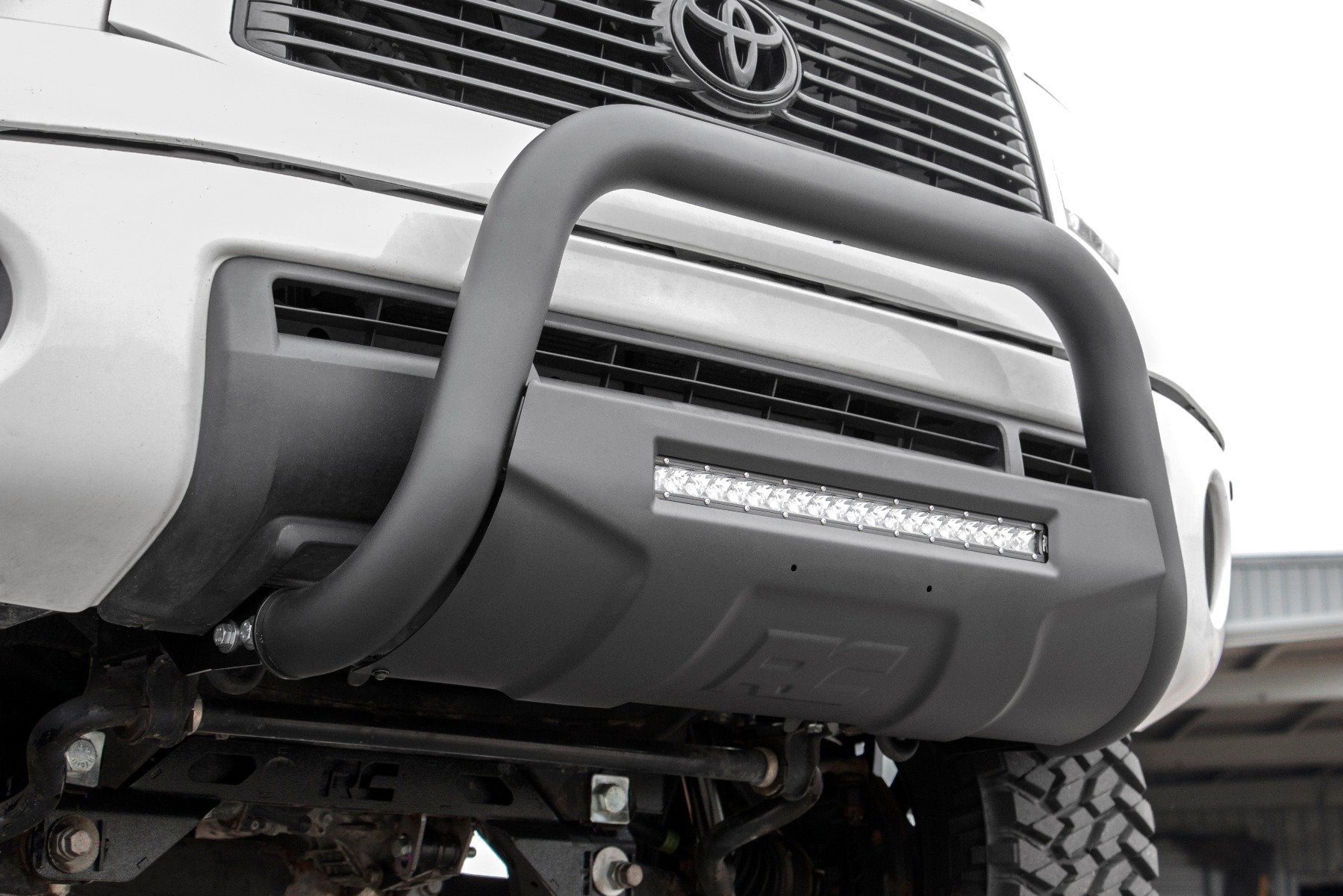 Rough Country | Bumper Bull Bar | Toyota 07-20 Tundra Bull Bar w/LED Light Bar Black Rough Country | B-T4071